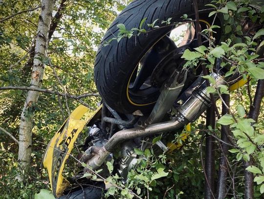 Motocyklista wypadł z drogi i uderzył w drzewo. 26-latek zginął na miejscu