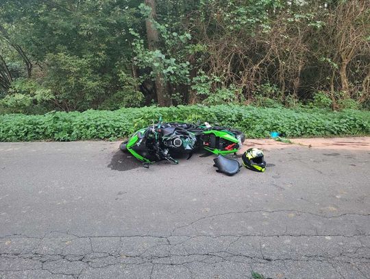 Motocyklista wypadł z drogi i uderzył w drzewo. Z obrażeniami ciała trafił do szpitala