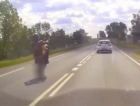 Motocyklista wyprzedzał na jednym kole. Skrajnie niebezpieczne popisy na drodze