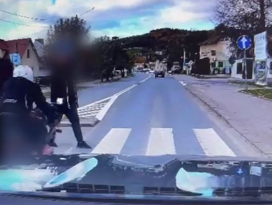 Motocyklista z zakazem wjechał w pieszego na przejściu dla pieszych. Próbował uciekać, ale ludzie mu nie pozwolili