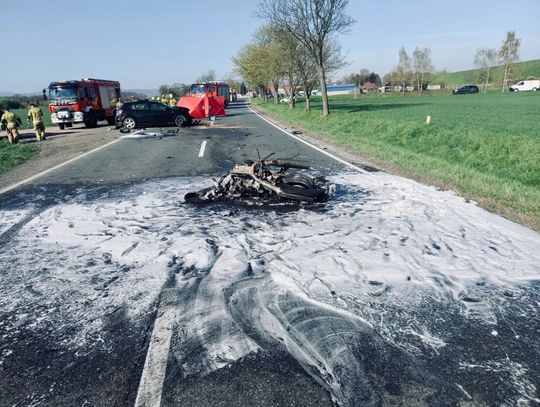 Motocyklista zginął po czołowym zderzeniu z osobówką. Tragiczny poranek na krajowej 46