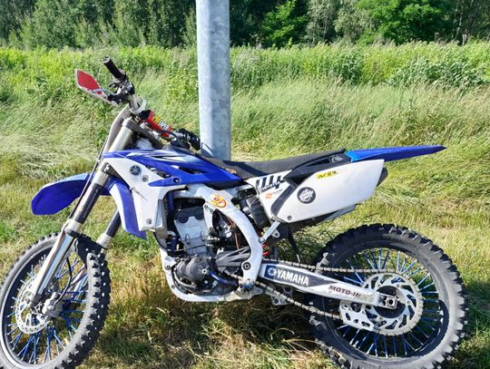 Motocyklista zginął po uderzeniu w latarnię. Drugi z motocyklistów zbiegł z miejsca wypadku