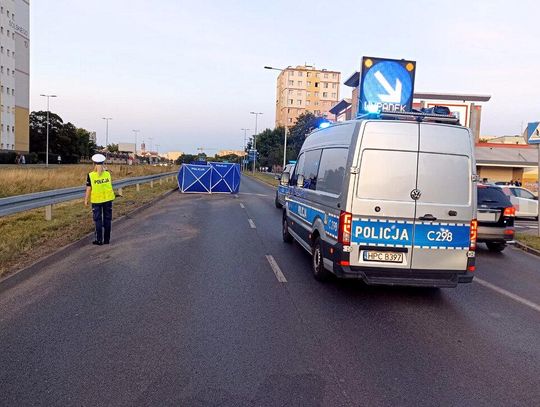 Motocyklista zginął po wjechaniu w barierę energochłonną. Jechał choć nie miał uprawnień