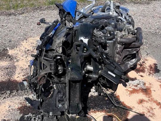 Motocyklista zginął podczas wyprzedzania. Rozpędzone BMW uderzyło w bariery energochłonne Motocyklista zginął podczas wyprzedzania. Rozpędzone BMW uderzyło w bariery energochłonne