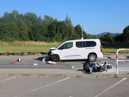 Motocyklista zjechał na czołówkę z grupą rowerzystów i osobówką. Trzy osoby w szpitalu