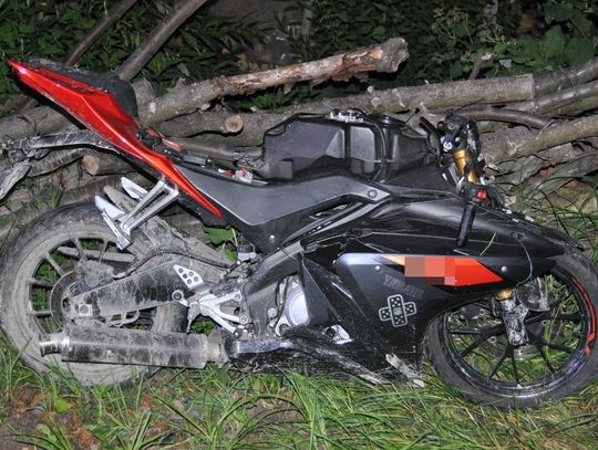 Motocyklista zjechał z drogi i uderzył w stojący na poboczu wóz. Miał blisko dwa promile we krwi, został zabrany do szpitala