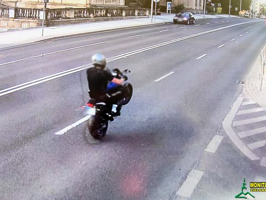 Motocyklista złapany dwukrotnie w ciągu jednego dnia. Popisywał się jazdą na jednym kole, a potem gnał w zabudowanym