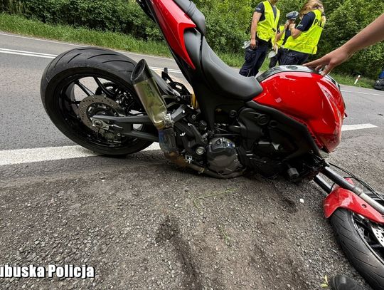 Motocyklistka zderzyła się z mężczyzną na quadzie. Oboje są połamani