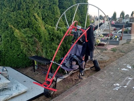 Motoparalotnia spadła na teren cmentarza. Pilot nie przeżył wypadku