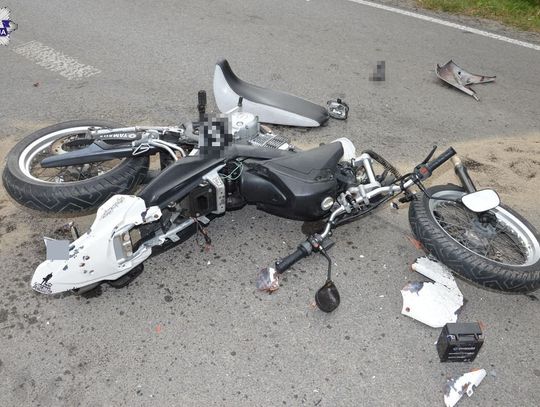 Motorower rozpadł się po uderzeniu w osobówkę. Ranny 17-letni chłopak