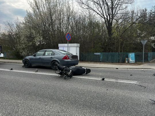 Motorowerzysta nie przeżył zderzenia z fordem. Kierujący autem 32-latek nie miał prawa jazdy