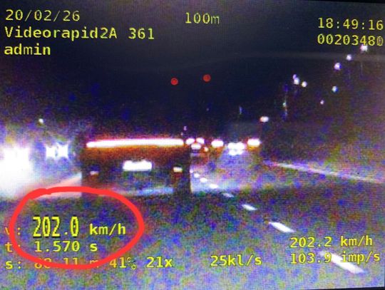 Mrugał światłami i jechał z prędkością ponad 200 km/h. Tłumaczył, że testował nowe Porsche kolegi