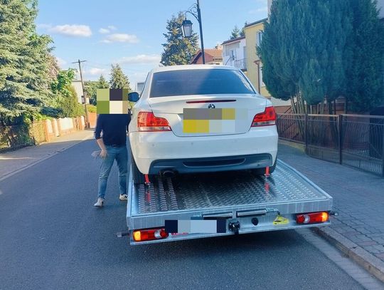 Na BMW starczyło, na opony i OC już nie. Auto wylądowało na lawecie, kierowcy grozi wysoka kara Na BMW starczyło, na opony i OC już nie. Auto wylądowało na lawecie, kierowcy grozi wysoka kara