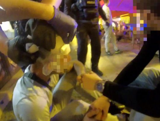 Na chodniku leżał nieprzytomny mężczyzna silnie krwawiący z głowy. Pierwsi na ratunek ruszyli policjanci