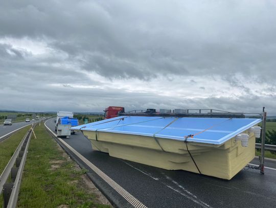 Basen na drodze ekspresowej. Przewróciła się laweta z nietypowym ładunkiem. Pas był całkowicie zablokowany