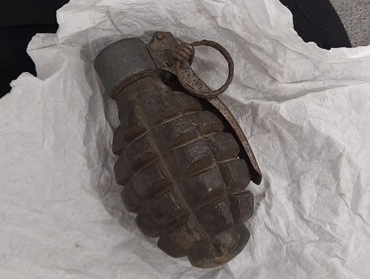 Na komendę przyszła młoda dziewczyna z dwoma granatami. Znalazła je w rzeczach  po dziadku