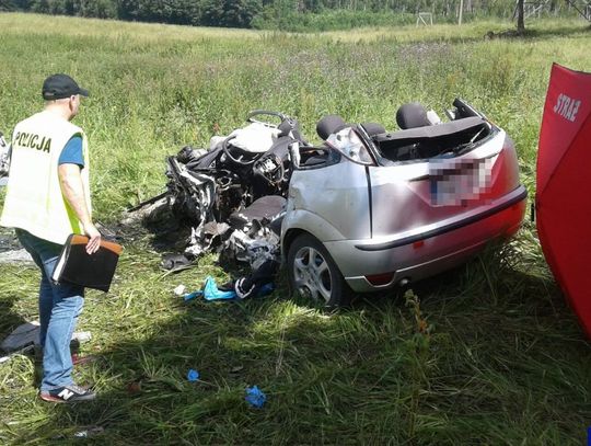 Na łuku drogi ford wypadł z jezdni i uderzył w drzewo. 58-letni kierowca zginął na miejscu