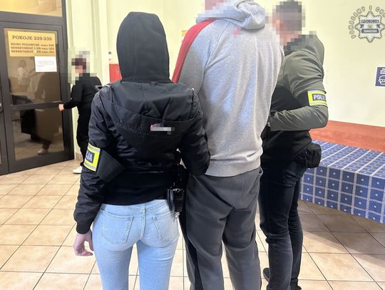 Na oczach dzieci napadł na kobietę i zerwał z niej ubranie, bo miała emblematy wrogiego klubu