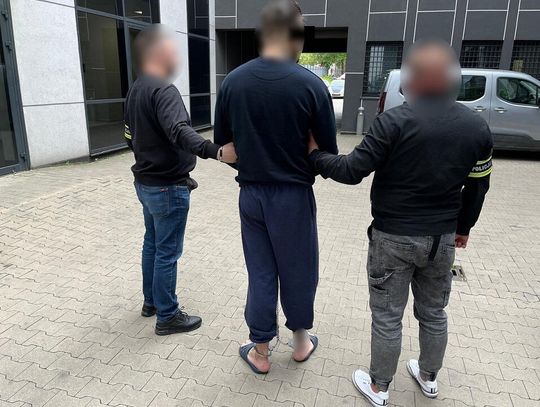 Na oczach gapiów śmiertelnie pobił mężczyznę. Jego znajomy powstrzymywał ludzi od pomocy