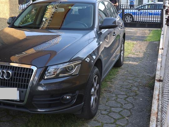 Na oczach kobiety uderzył w jej samochód i odjechał. Policjanci zauważyli Audi przed domem, kierowca miał 1,5 promila