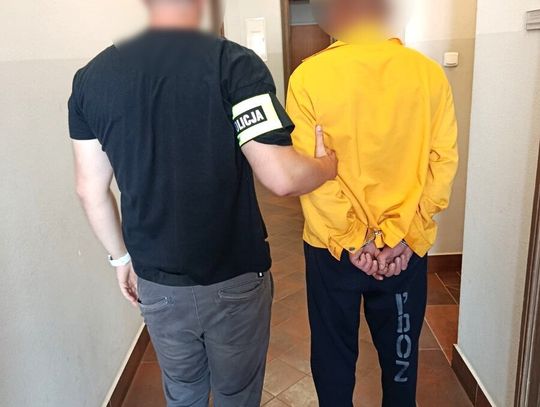 Na oczach ludzi rozbił butelkę na głowie kolegi i pobił go kolejną. Agresor został obezwładniony