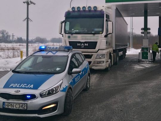 Na oczach policjantów pijany zajechał tirem na stację benzynową i kupił butelkę wódki