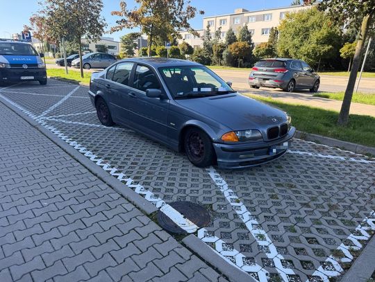 Na oczach policjantów ruszył z piskiem opon i driftował na skrzyżowaniu. 23-latek musiał oddać prawko i dowód