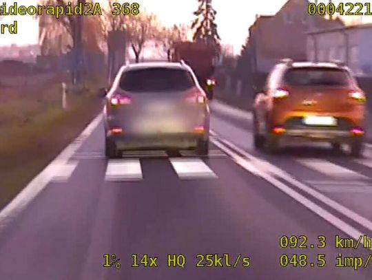 Na oczach policjantów wyprzedzał na skrzyżowaniu i przejściu dla pieszych. Kierowca natychmiast zatrzymany