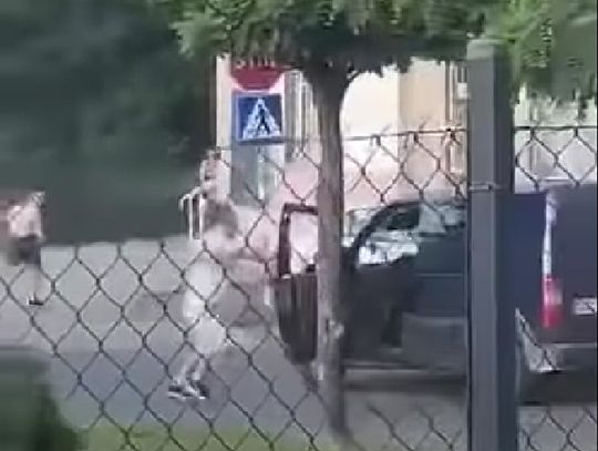 Na podwórko wjechało dwóch typów i zaczęła się jatka. Padły strzały, potem w ruch poszła siekiera. WIDEO