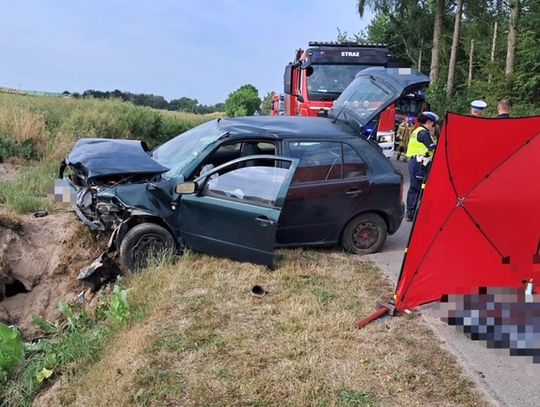 Na prostej drodze skoda zjechała do rowu i uderzyła w betonowy przepust. Kobieta za kierownicą zginęła