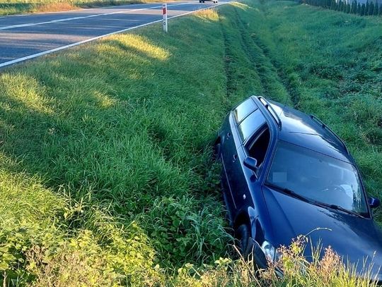 Na prostej drodze zjechał passatem do rowu. Przy policji "dziwnie się zachowywał". Test na ślinę wykazał amfetaminę