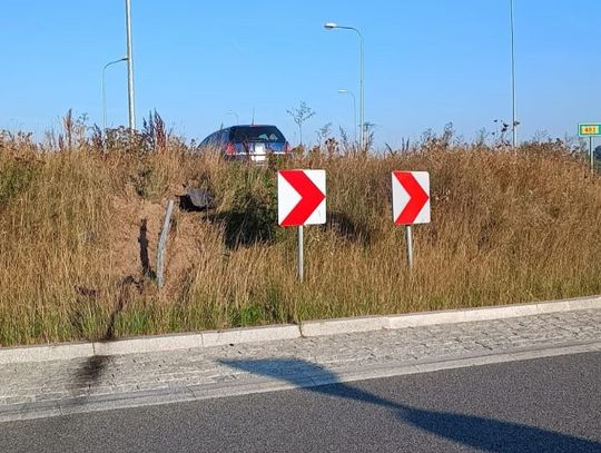 Na rondzie prosto. Samochód utknął na samym środku. 67-latek po spożyciu twierdzi, że pomylił gaz z hamulcem