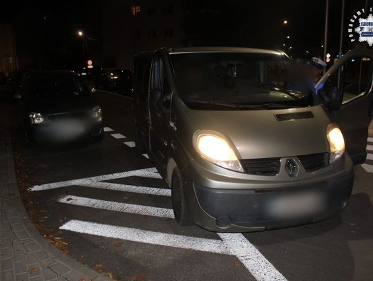 Na urodzinach skończy się alkohol, więc solenizant pojechał po więcej. Po zatrzymaniu bełkotał do policjantów