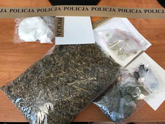 Na widok patrolu obrócił się i próbował skryć. W plecaku marihuana, haszysz, amfetamina i tabletki