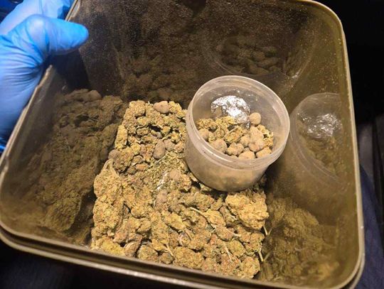 Na widok policjantów bardzo się zdenerwował. W wiaderku niósł haszysz i marihuanę