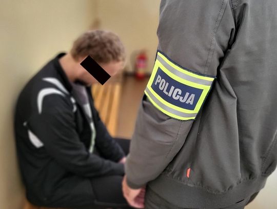 Na widok policjantów ukrył się w spiżarni. Ścigany dwoma listami gończymi 25-latek zatrzymany