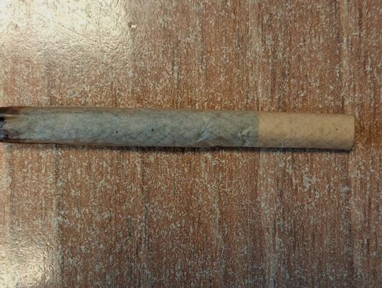 Na widok policjantów wypluł skręta na chodnik. Potem tłumaczył, że znalazł go pod sklepem