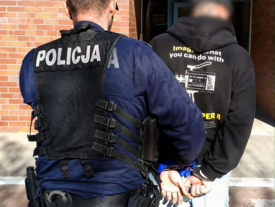Na widok policjantów zrobił się nerwowy. Przeszukali go i znaleźli narkotyki w opakowaniu po gumach