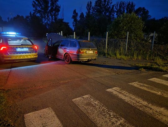 Na widok policji kierowca BMW zjechał w boczną drogę i zgasił światła. Był po narkotykach i alkoholu