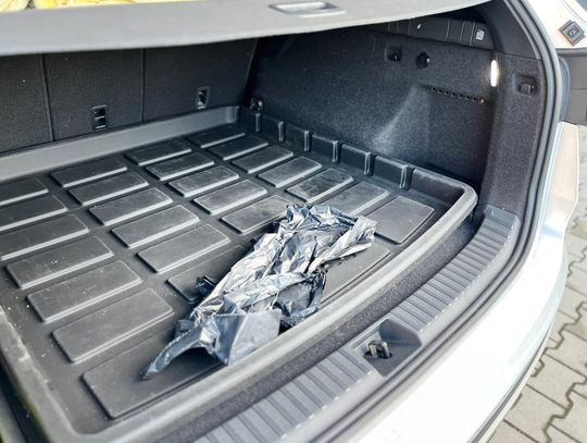 Na widok policji mężczyzna w aucie próbował schować się w bagażniku. Znaleźli przy nim mefedron