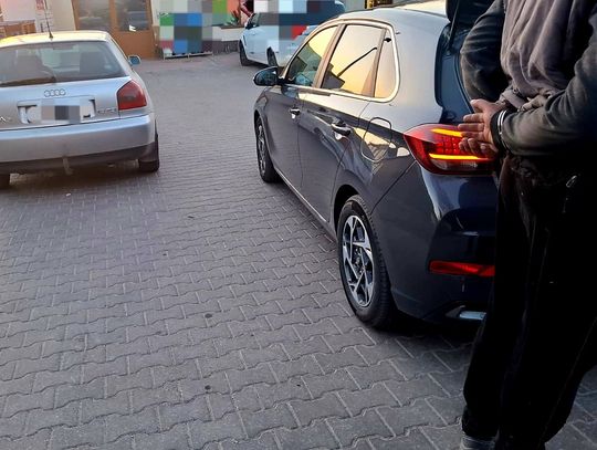 Na widok radiowozu kierowca Audi porzucił auto i zaczął uciekać. Bał się, bo był pijany