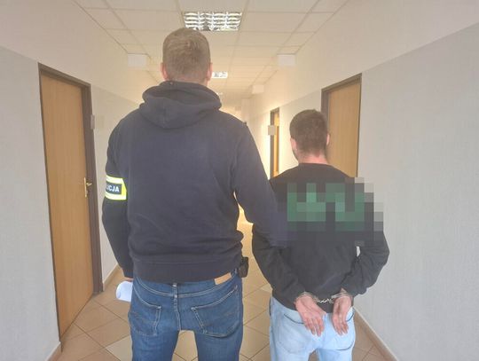 Na widok radiowozu zrobił się nerwowy i próbował odejść. Policjanci znaleźli przy nim marihuanę