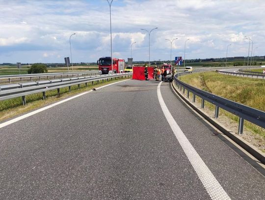 Na zjeździe z autostrady motocyklista wjechał w bariery ochronne. 42-latek zginął na miejscu