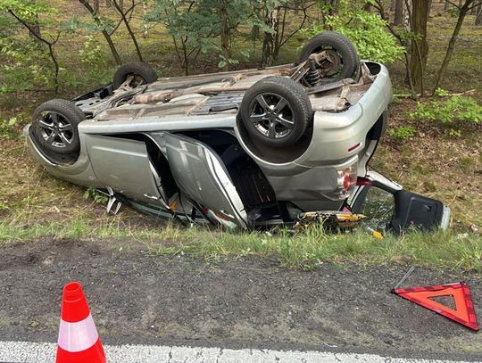 Na złość żonie zaciągnął ręczny podczas jazdy. Auto dachowało, mąż ma złamaną szczękę