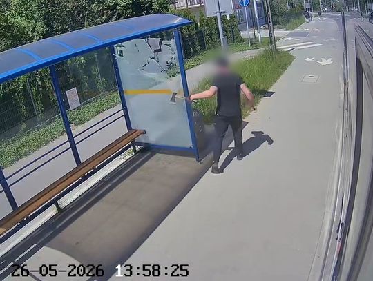 Nabuzowany mężczyzna z siekierą zaatakował przystanek. Teraz za to zapłaci