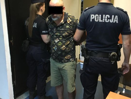 Naćpał się, usiadł na ulicy i krzyczał na ludzi. Policjanci znaleźli przy nim narkotyki