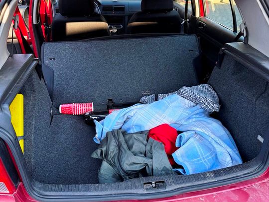 Naćpany kierowca jechał z młodą kobietą w bagażniku. Bardzo dziwnie się tłumaczyła