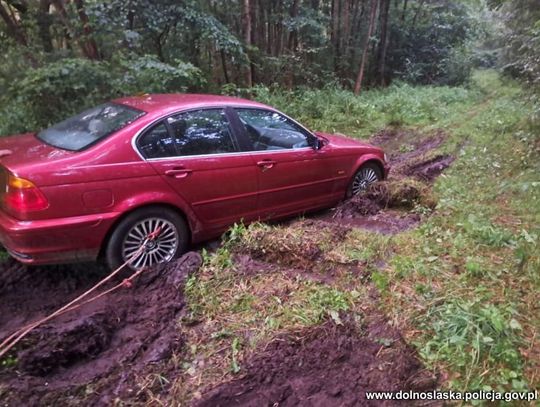 Naćpany kierowca spanikował na widok radiowozu. Zaczął uciekać i zakopał się BMW w lesie