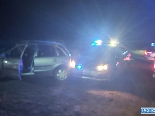 Naćpany kierowca uciekał policjantom na wstecznym. Pościg zakończony uderzeniem w radiowóz