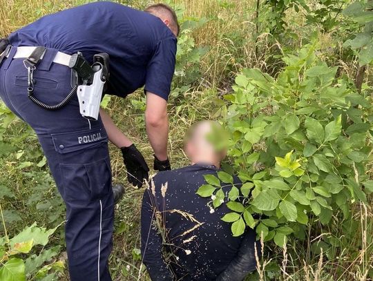 Naćpany kierowca uciekał policji. Porzucił w aucie torbę z narkotykami, bronią i kilkoma tysiącami złotych